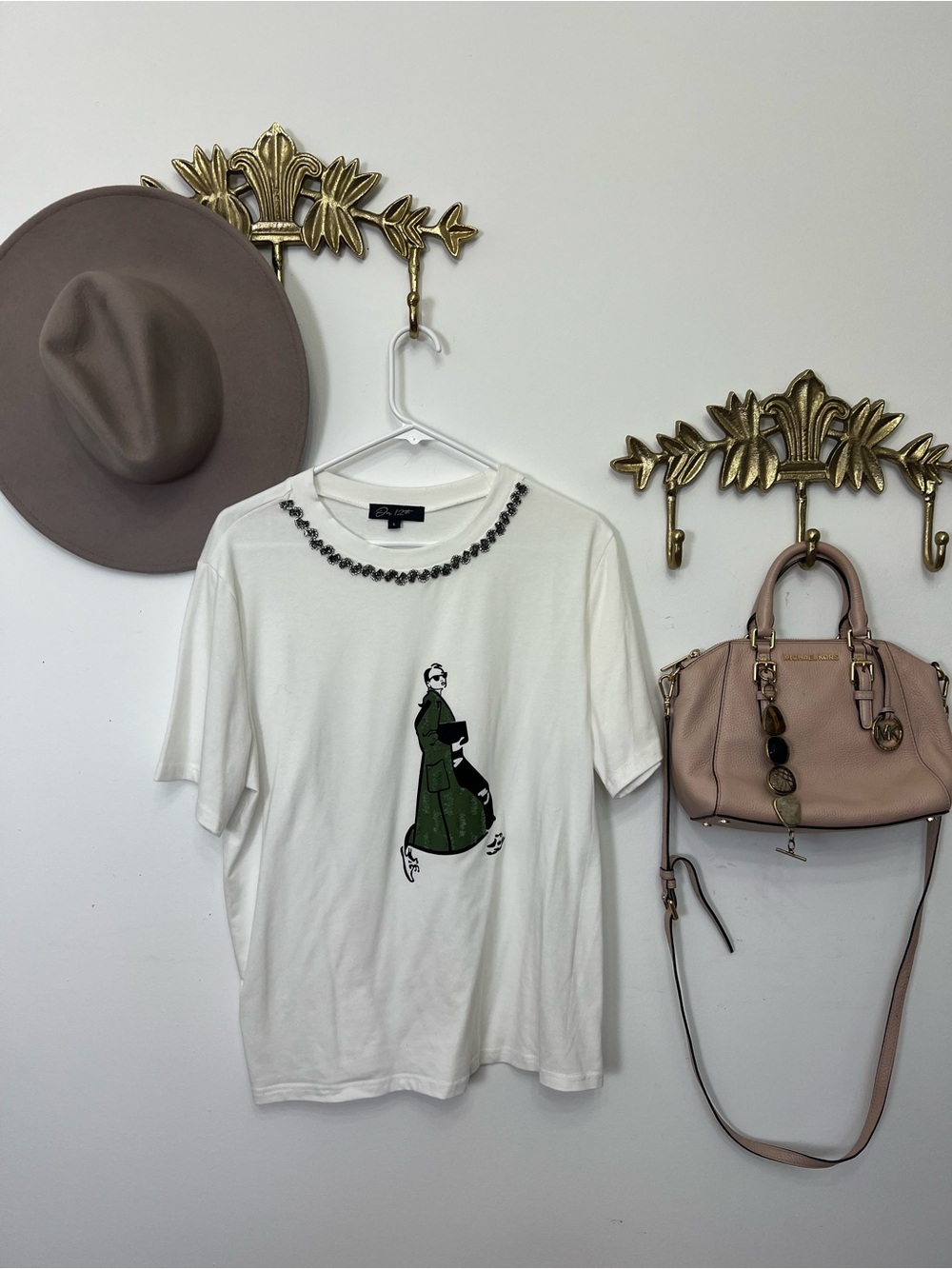 Short sleeve logo with rhinestone L